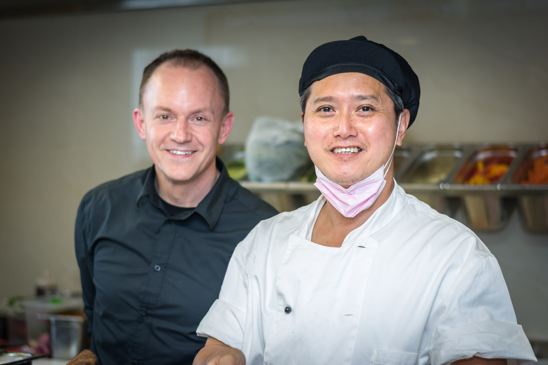 Siam Thai Restaurant Küchenmitarbeiter mit Louis Krucker lachend